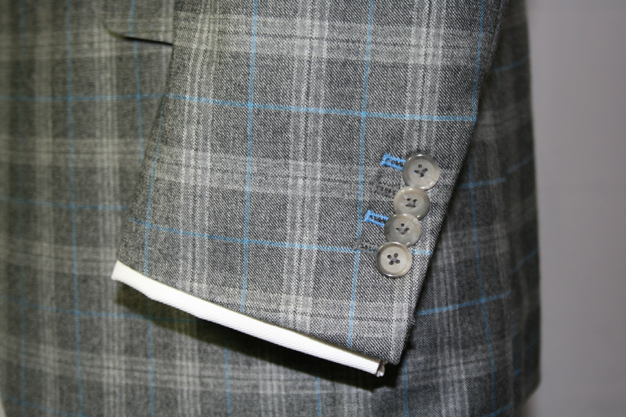 Contrasting finish of two buttonholes