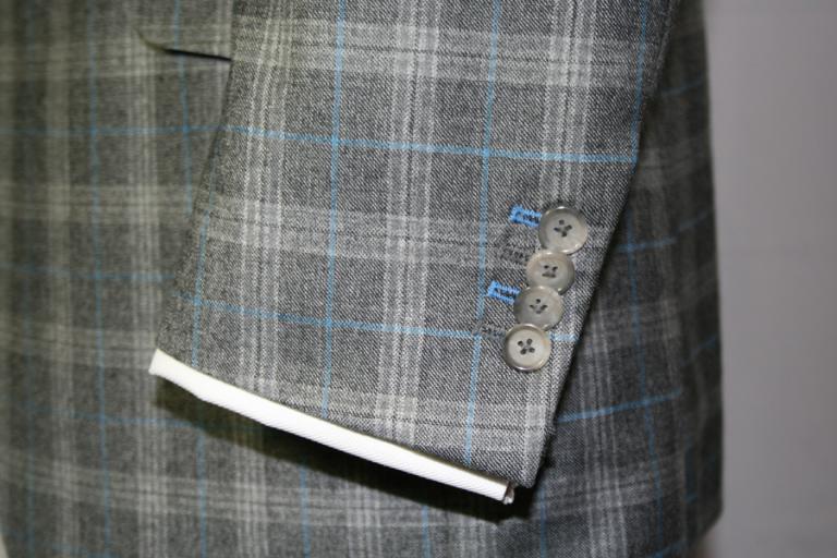 Contrasting finish of two buttonholes